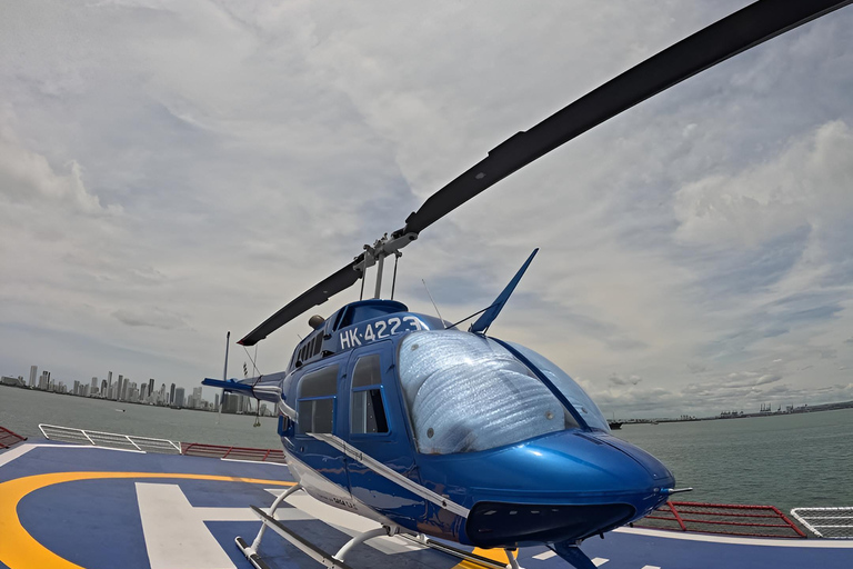 Helicopter Flight Over Tierra Bomba, VIP Bay Tour, Lunch, and Open Bar Helicopter Flight in Tierra Bomba Tour Bahía VIP, Lunch and Open Bar