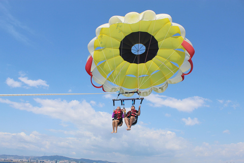 Barcelona: Parasailing mit 360º Panoramablick auf die Skyline