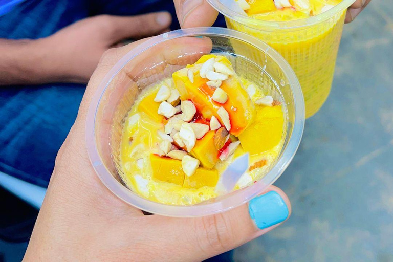 Tour gastronômico pelas ruas e praias de Mumbai com mais de 10 degustaçõesTour pela comida de rua e praia de Mumbai: coma e beba como um morador local