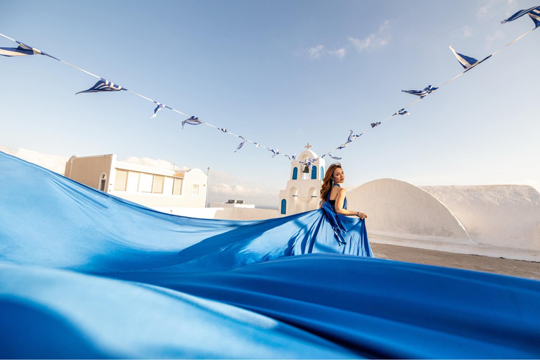 Santorini: il tuo servizio fotografico con l&#039;abito volante ti aspetta1 ora per soli o in coppia