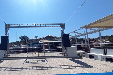 Armação dos Búzios: Catamaran cruise with DJ on board. Armação dos Búzios: Catamaran cruise with a DJ on board.