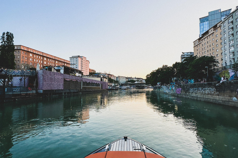 Wien: Exklusive Yachttour auf der DonauWien Zentrum Tour auf dem Wasser