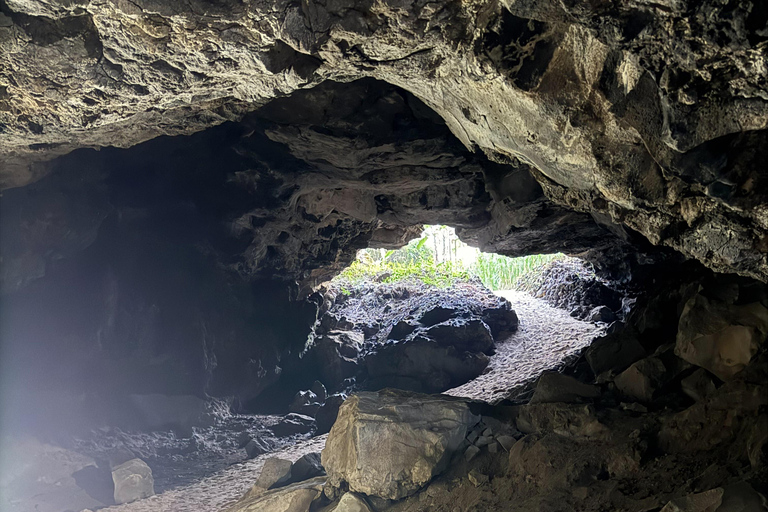 Musanze: Grotta Resort with swimming pool, jacuzzi, cave visit, Twins Lake Option 3 — Bigogwe Tour (in addition to options 1 and/or 2)