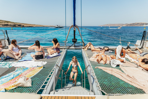 Malta: viagem à lagoa azul, praias e baías de catamarãViagem de catamarã Sea Breeze - 5/6 horas