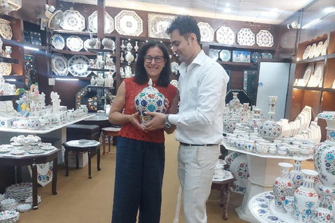 Depuis Delhi : visite du Taj Mahal avec guide fémininExcursion avec un guide touristique local féminin bien informé.