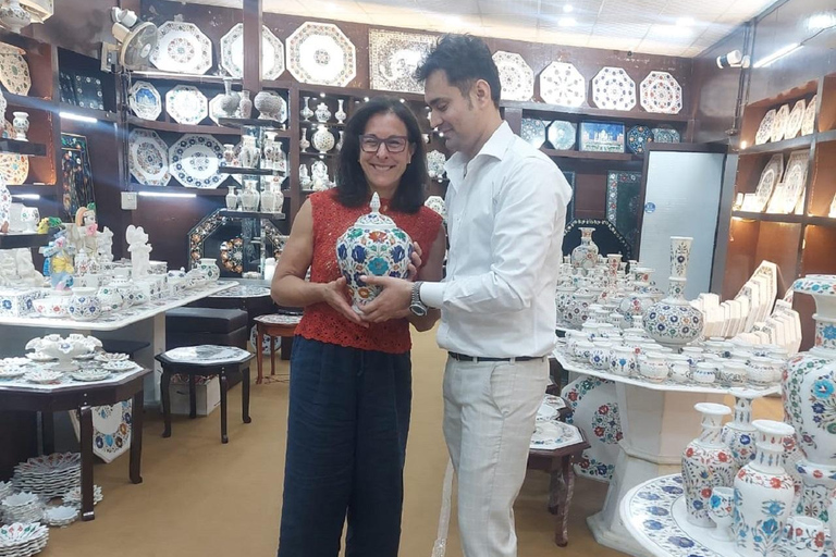 Depuis Delhi : visite du Taj Mahal avec guide fémininExcursion avec un guide touristique local féminin bien informé.