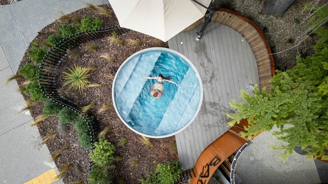 Queenstown: Communal Hot Pools with Mountain View