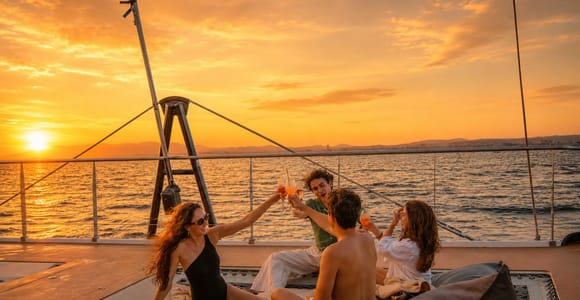 Mallorca: Premium-Katamaran-Sonnenuntergangsausflug mit Essen, Schwimmen und VIP-Bereich als Option