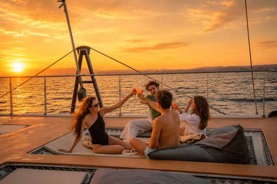 Mallorca: Premium-Katamaran-Sonnenuntergangsausflug mit Essen, Schwimmen und VIP-Bereich als Option. Foto: GetYourGuide