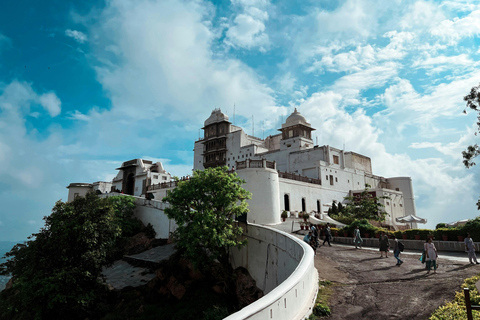 Udaipur: Sightseeing Tour by Tuk-Tuk or Car with a Driver Udaipur Tour By Car with a Guide