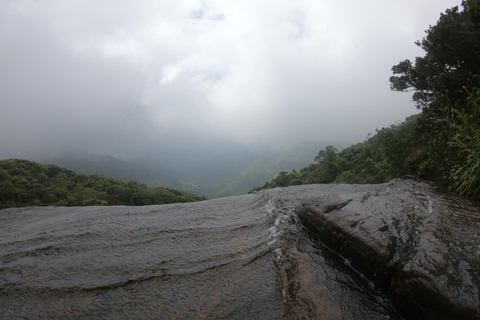 Kandy: Passeio de um dia pelas cachoeiras e vilarejo local com almoço