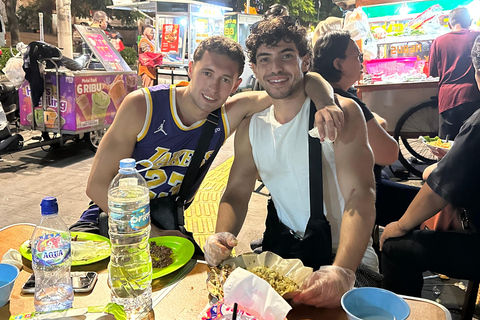 Jakarta: avondwandeltour met snacks en dinerJakarta: nachtelijke wandeltour met snacks en diner