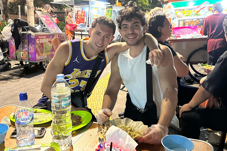 Jakarta: avondwandeltour met snacks en dinerJakarta: nachtelijke wandeltour met snacks en diner