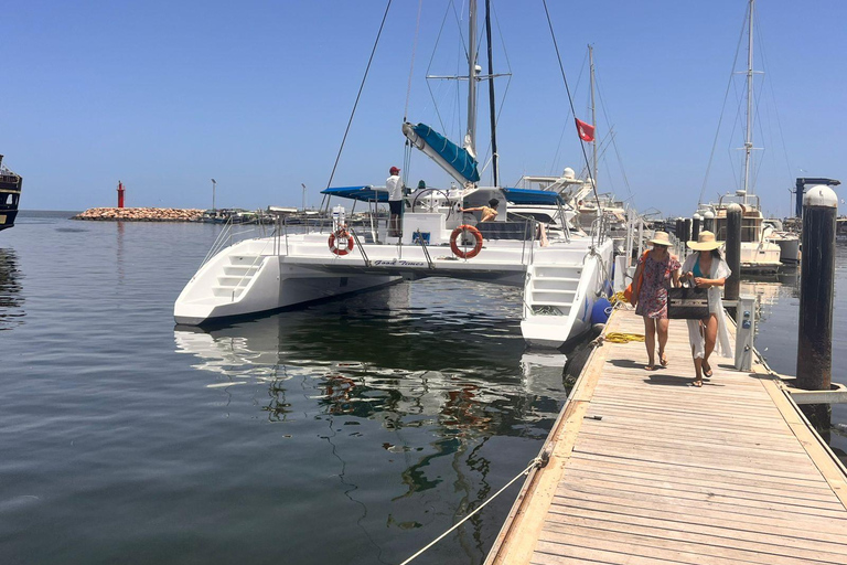 Djerba : croisière de luxe en catamaran avec baignade et collationDjerba : croisière de luxe en catamaran avec baignade et collations