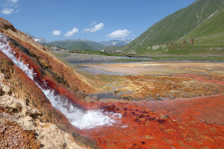 Visite de Kazbegi avec des vues fantastiques sur les montagnes du CaucaseKazbegi : Visite des sites fantastiques