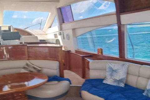 Negril: Private VIP Yacht Charter with Open Bar and Snacks