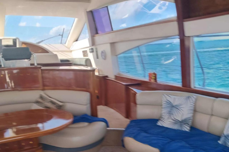 Negril: Private VIP Yacht Charter with Open Bar and Snacks