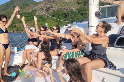 Rio de Janeiro: Private Catamaran Cruise with BBQ & Open Bar