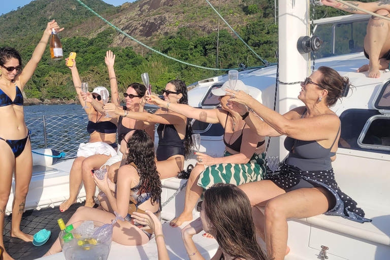 Rio de Janeiro: Private Catamaran Cruise with BBQ & Open Bar