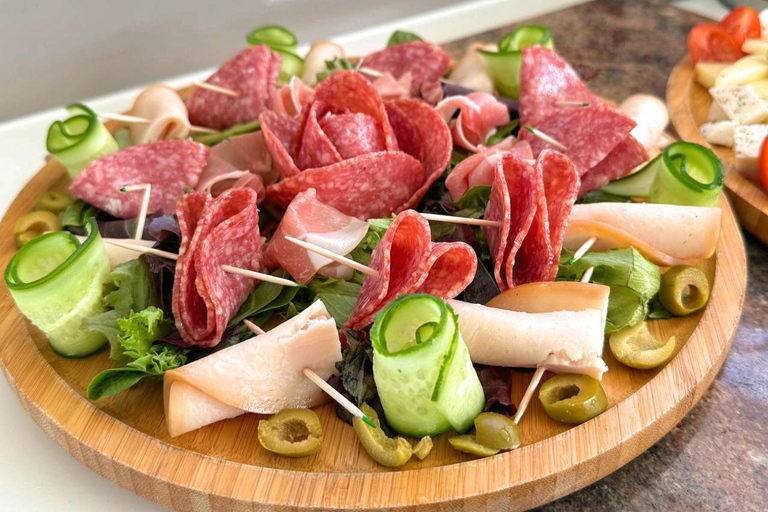 Puerto viejo de La Canea: crucero de lujo en catamarán al atardecer con vinoCrucero privado de lujo en catamarán al atardecer con vino