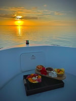 Bora-Bora, croisière privée au coucher du soleil avec des cocktails et des apéritifs - Housity
