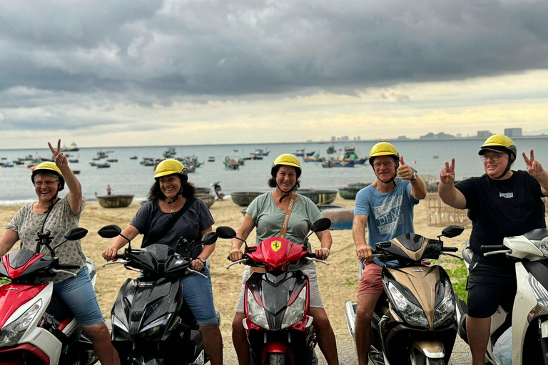 Tour panoramico della città di Đà Nẵng in privato con guida femminileTour privato in auto