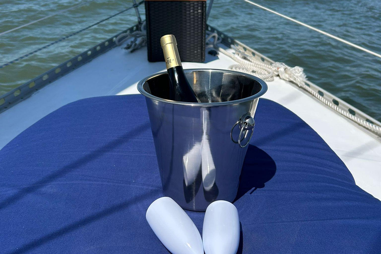 Ekskluzywny rejs o zachodzie słońca z lokalnym winem i portugalskimi przekąskamiPrywatna wycieczka dla grupy 2/3 godziny rejsem o zachodzie słońca z przekąskami i drinkiem po