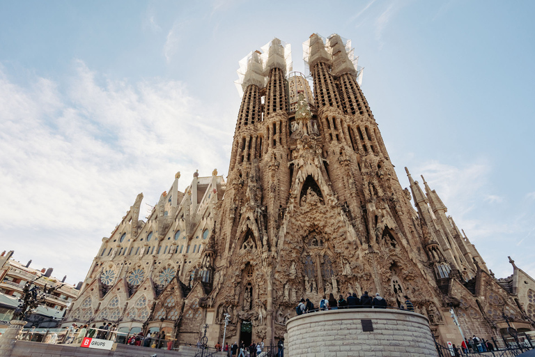 Barcelona: Sagrada Familia Evening Tour with Cava