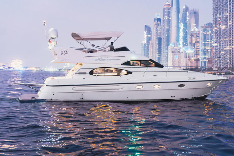 Dubai Yacht Tour - båttur upp till 12 gäster Privat tur3 timmars sightseeing - Dubai Luxury Yacht Experience