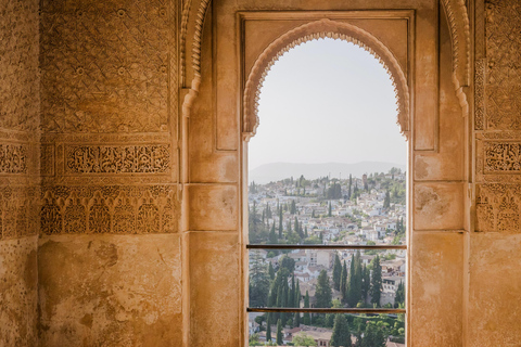 Granada: Alhambra y Palacios Nazaríes Visita guiada en grupo reducido