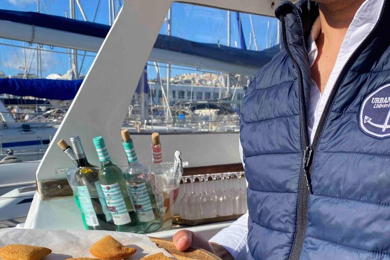 Lisbon: 2H Sunset & Day Boat Cruise Tour with Drinks