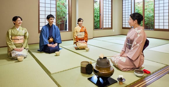 Asakusa : cérémonie du thé en kimono, matcha et wagashi