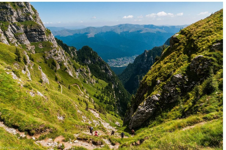 Brașov: Carpathian Mountains Guided Hike with Pickup