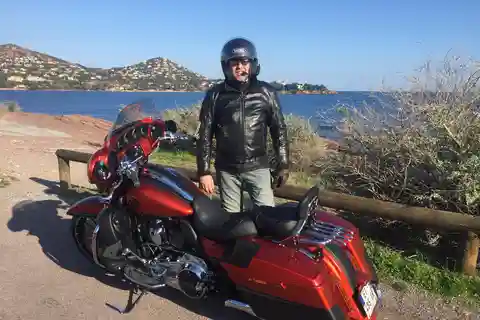Tour guidato con passeggero Harley Davidson intorno alle strade di Cannes