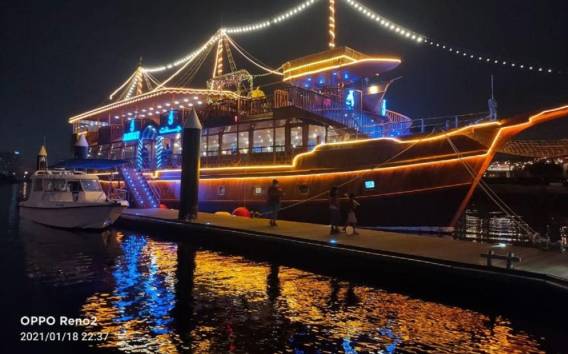 Dubai: Größtes Dhow Cruise Dinner