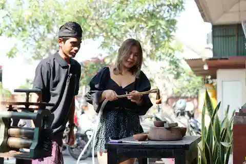 Faz as tuas próprias jóias de prata na aula de prata de Celuk Bali