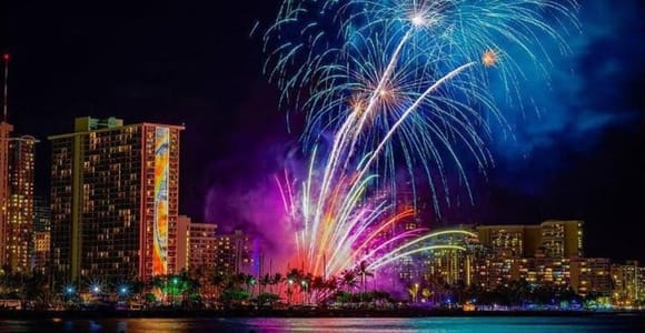 Gehe vom Waikiki Beach an Bord: Freitag Nacht Feuerwerk segeln