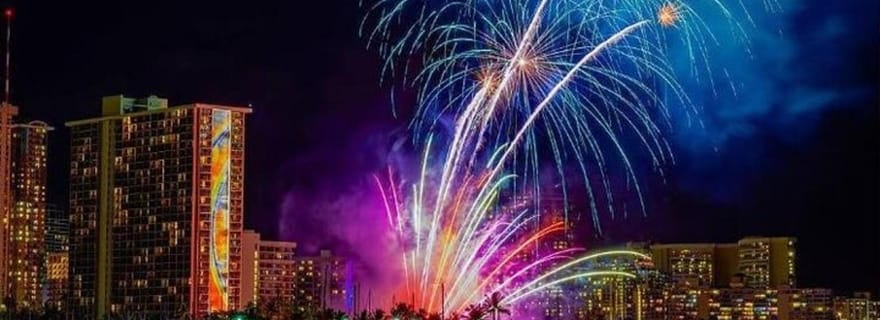 Embarquement sur la plage de Waikiki : Voile pour les feux d'artifice du vendredi soir