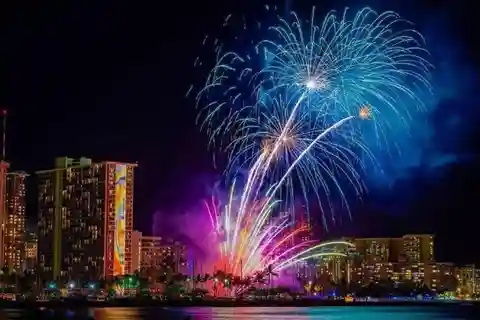 Dalla spiaggia di Waikiki: Gita in barca a vela con i fuochi d'artificio del venerdì sera