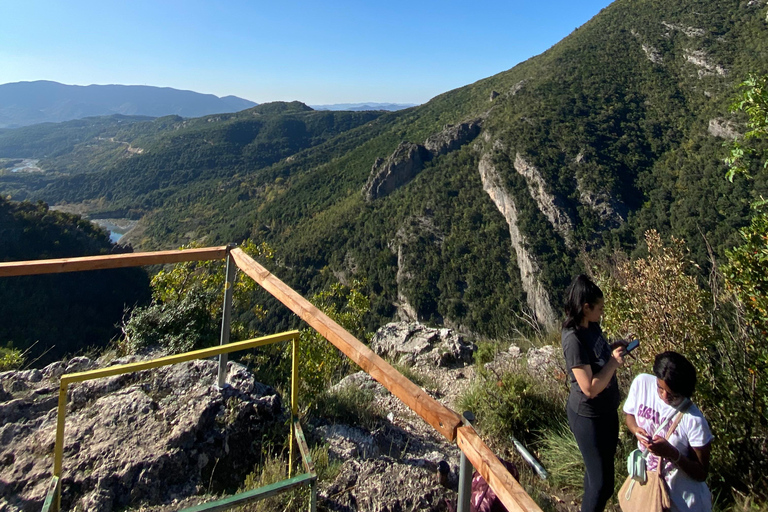 Depuis Tirana : Château de Petrela, grottes de Pellumbas et tyrolienne ...