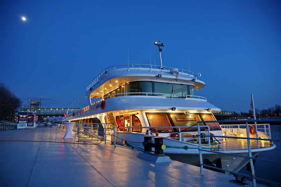 Bratislava: Kreuzfahrt mit Abendessen auf den Wellen der Donau. Foto: GetYourGuide