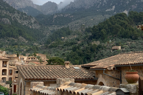 Ville de Fornalutx et randonnée vers les montagnes ferme d&#039;oliviers