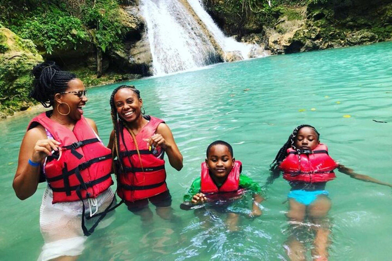 Ocho Rios : Aventure dans les chutes et la rivière Blue Hole avec shopping