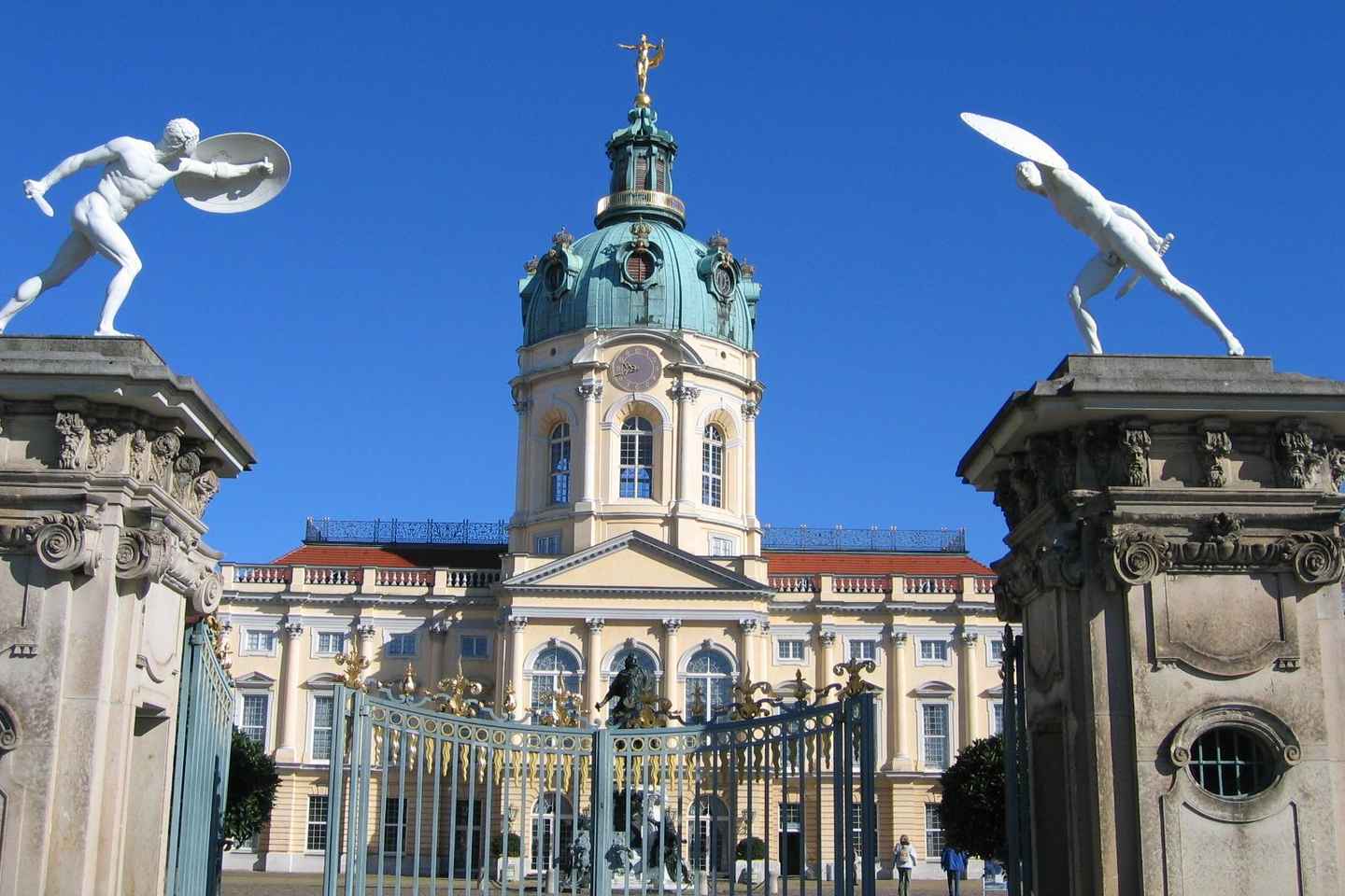 Berlin: Private City Highlights Tour by Car