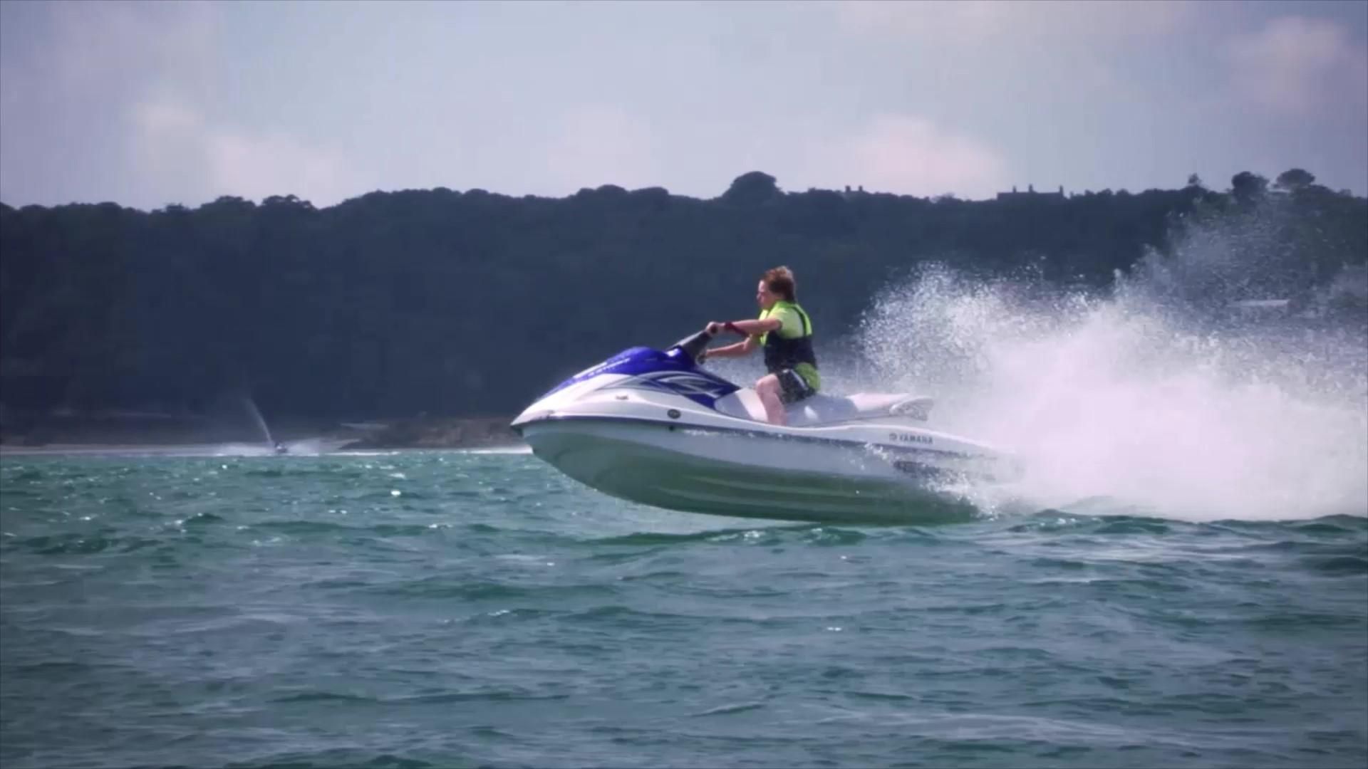 Jersey: Jetski mit Anleitung und Aufsicht auf dem Wasser