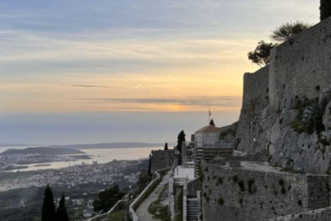 Split: Visita panorámica de la ciudad al atardecer en KlisExcursión nocturna al atardecer en Klis
