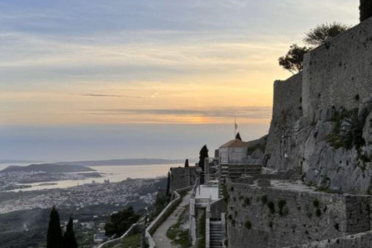Split: Visita panorámica de la ciudad al atardecer en KlisExcursión nocturna al atardecer en Klis
