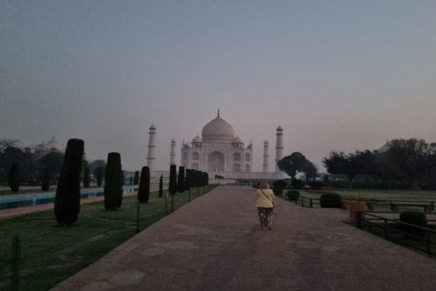 Agra: Sunrise Taj Mahal Tour met Taj Mahal volle maanlichtAlle toegang Toegangsprijzen Comfortabel transport en gids.
