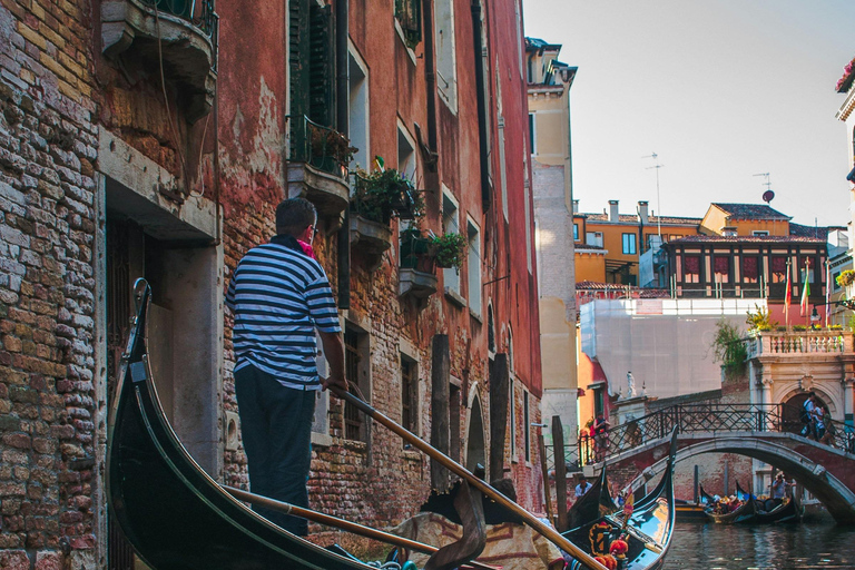 Wenecja: rejs gondolą VIP z szampanem – 1-godzinna wycieczka prywatna
