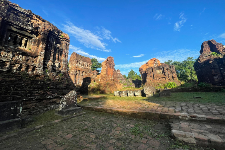 Hoi An: Rovine di My Son; bus-battello-spettacolo culturale-pranzo-guida